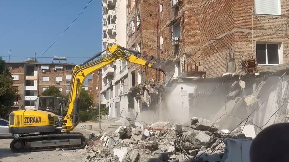 Nis rikualifikimi pranë tregut të orizit në Vlorë, shemben objektet pa leje