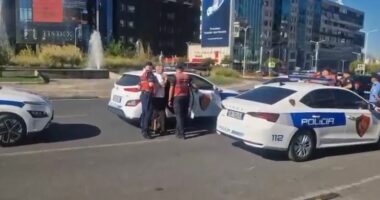 VIDEO/ Bllokuan qarkullimin pranë gjimnazit ‘Qemal Stafa’, policia shoqëron disa protestues