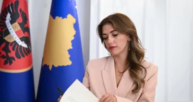 Kosovë/ Haxhiu liron nga detyra 18 gjyqtarë serbë