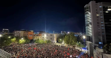 Në Prishtinë jehon thirrja: “Lironi çlirimtarët!”/ Mijëra qytetarë në mbështetje të UÇK-së në natën e tetë të protestës