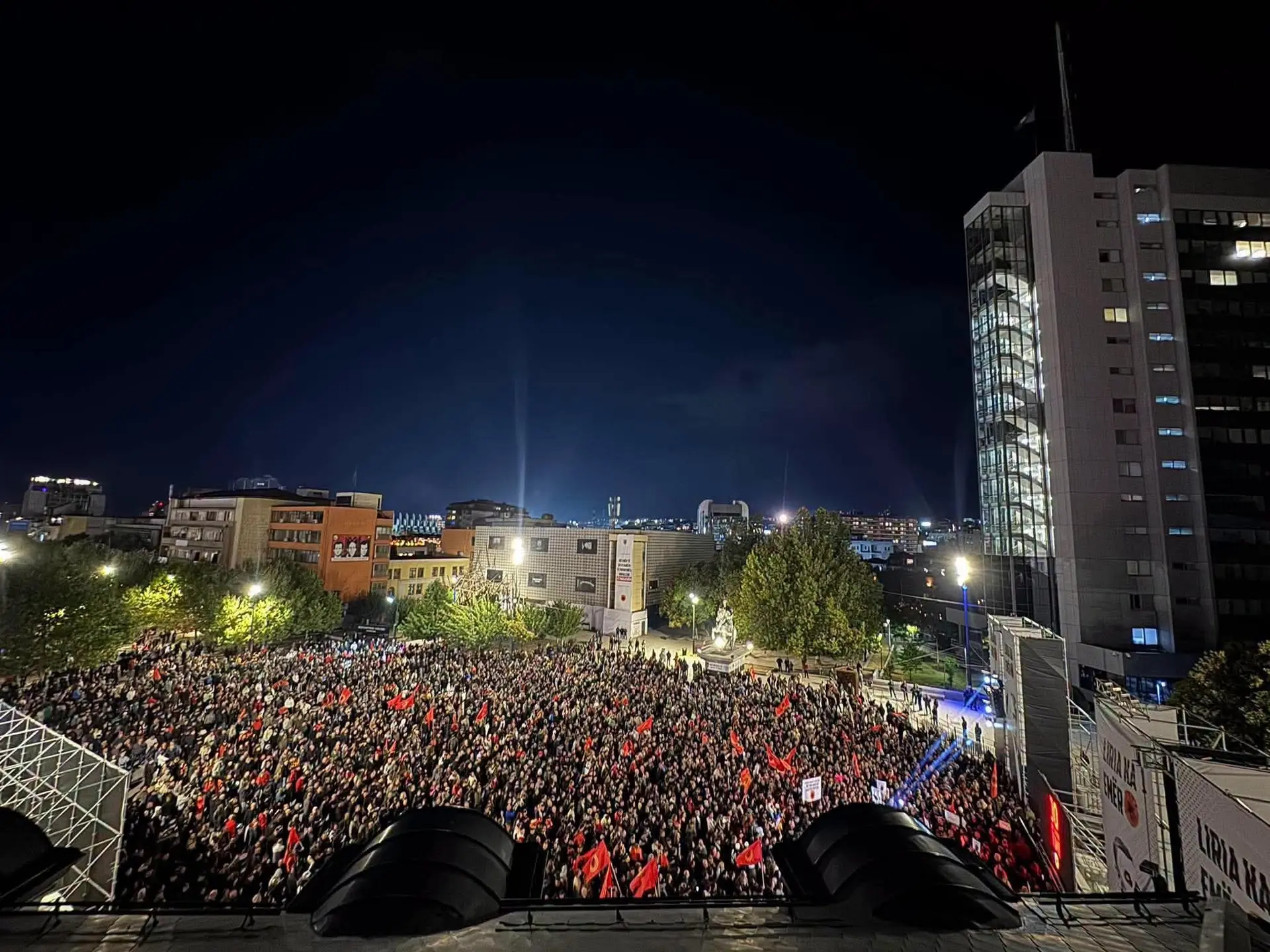 Në Prishtinë jehon thirrja   Lironi çlirimtarët    Mijëra qytetarë në mbështetje të UÇK së në natën e tetë të protestës