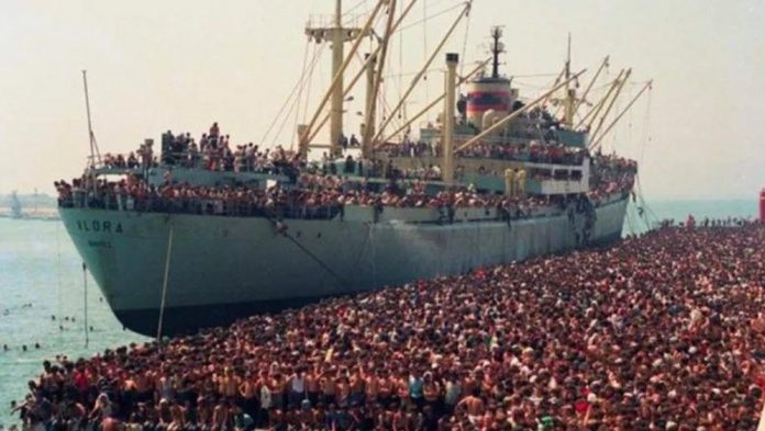 Fiksoi në fotografi eksodin e shqiptarëve në Bari  ndahet nga jeta Luca Turi
