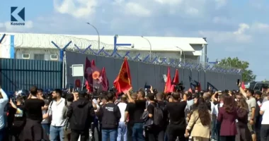 VIDEO/ Njësitë Speciale vendosen pranë zyrave të EULEX në Fushë-Kosovë, qytetarët mbërrijnë në seli: O Hashim ti ku je, krejt Kosovën ktu e kte