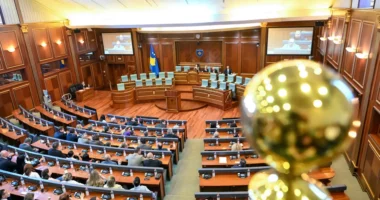 Kushtetuesja në Kosovë: Kuvendi u konstituua pas afatit