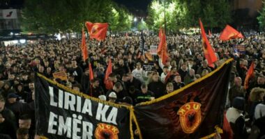 Protesta në Prishtinë, “lironi çlirimtarët”/ Nata e shtatë në shesh, mijëra qytetarë në mbështetje të UÇK