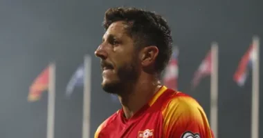 “Dush” i futbollistëve në fushë/ Dy incidente me vaditjen e terrenit në Turqi e Beograd