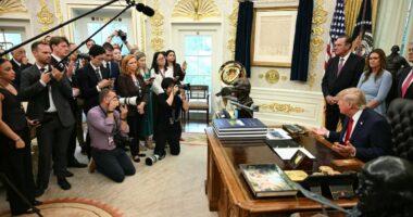 Përplasja Trump-media/ Pesë rrjete televizive refuzojnë mbulimin, CNN dhe dy media të tjera padisin Shtëpinë e Bardhë