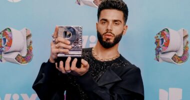 Artisti shqiptaro-amerikan MIRUD triumfon në “Premios Juventud” me albumin “Desnudo”