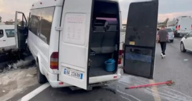 Aksident pranë mbikalimit të Kasharit/ Furgoni përplaset me barrierat anësore, disa pasagjerë të lënduar