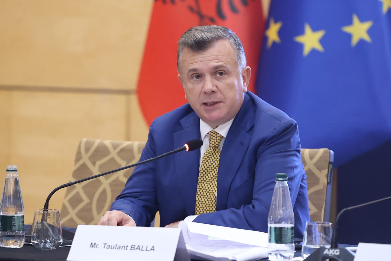 Balla mbështet propozimin e Von der Leyen  Fëmijët nën 13 vjeç të mos përdorin rrjetet sociale