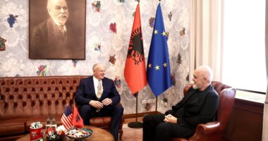 “Welcome”, ambasadori amerikan nis detyrën në Tiranë/ Pritet nga Rama në Kryeministri: Takimi i mirëseardhjes