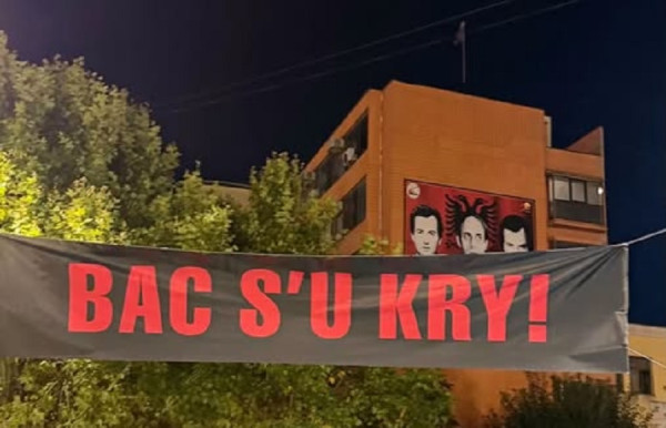 Protesta e 15 në Prishtinë  Mijëra qytetarë në shesh  kundër vendimit të Hagës për 4 ish krerët e UÇK