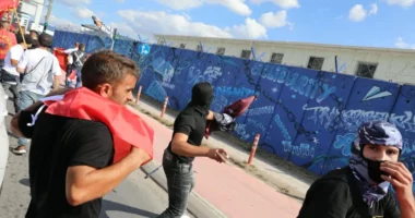 Protesta pas vendimit të ish-krerëve të UÇK, bllokohet hyrja në Prishtinë pas marshimit të qytetarëve