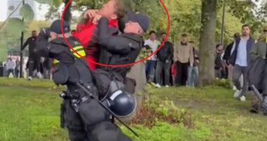 “Jo në emrin tim”/ Policia holandeze arreston disa mbështetës. Tension në Hagë pas dënimit të ish-krerëve të UÇK, qytetarët godasin makinën e policisë