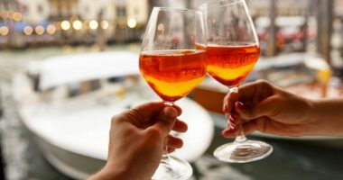 Italia në alarm/Sekuestrohen dhjetëra shishe Aperol dhe Campari