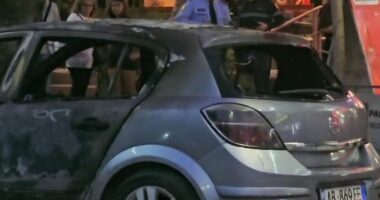 Digjet një automjet në qendër të Elbasanit, nuk ka të lënduar
