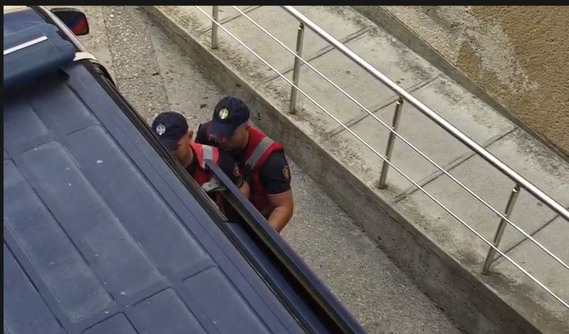 Mbërrijnë në Gjykatën e Fierit të arrestuarit për skemën e dyshuar të tjetërsimit të pronave në Seman