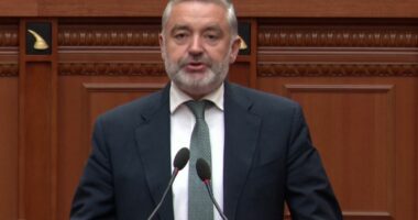 Vlora Hyseni “kthen” Gazideden në Kuvend/ Arrestimi i kreut të SHISH ndez përplasjen në parlament