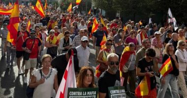Mijëra njerëz protestojnë në Madrid kundër menaxhimit të krizës së migracionit në Ceuta