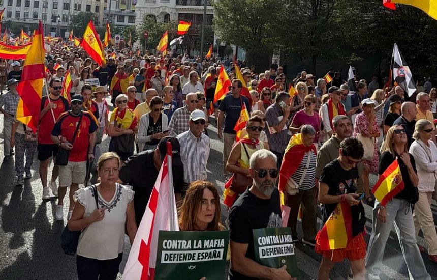 Mijëra njerëz protestojnë në Madrid kundër menaxhimit të krizës së migracionit në Ceuta