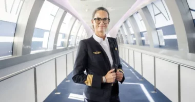 Një grua do të pilotojë aeroplanin e Papa Leone XIV/ Clémence Cousonnot në krye të avionit gjatë vizitës në Francë
