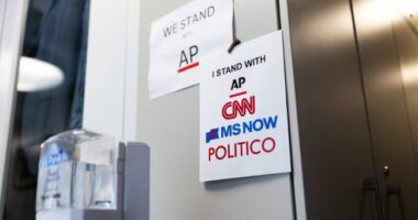 Përplasja e Trump me mediat, Departamenti i Drejtësisë mbron ndalimin e gazetarëve: Qasja në Shtëpinë e Bardhë është privilegj