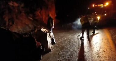 Reshjet e shiut shkaktojnë rrëshqitje gurësh e dherash në aksin Skuraj-Burrel, ndërhyhet për pastrimin e rrugës