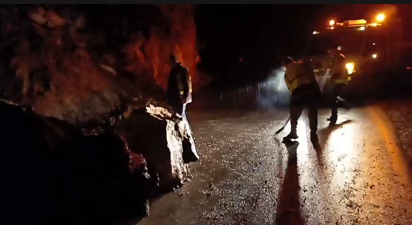 Reshjet e shiut shkaktojnë rrëshqitje gurësh e dherash në aksin Skuraj-Burrel, ndërhyhet për pastrimin e rrugës