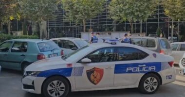 Vrasja e Egli Progës, dy autorët mbërrijnë në gjykatën e Korçës të shoqëruar nga forcat e policisë