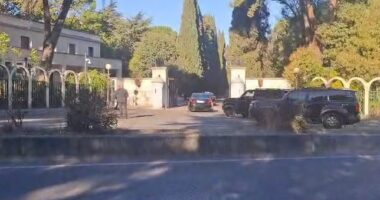 VIDEO/ Mbledhja e Këshillit të Sigurisë, kryeministri Rama mbërrin në Pallatin e Brigadave
