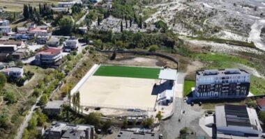 Rama publikon pamje nga stadiumi i Gramshit: Rilindja drejt përfundimit
