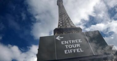 Kulla Eiffel mbyllet pas grevës së stafit, punonjëseve iu kërkua të largoheshin gjatë vizitës së një grupi fetar
