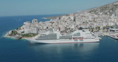 “Seabourn Quest” në Sarandë/ Kroçera me 446 pasagjerë në bord ankorohet në portin e qytetit