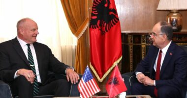 Eric Wendt mori zyrtarisht detyrën/ Ambasada e SHBA: Me Begajn u diskutua mbrojtja, ekonomia dhe lufta ndaj grupeve kriminale