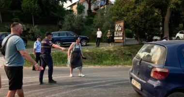 Zjarri në Fier/ Mbyllet hekurudha, evakuohen disa banorë pasi tymi u mbuloi shtëpitë. Rrezikohen disa biznese
