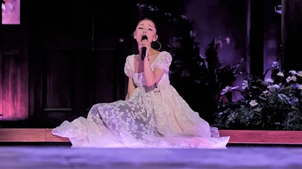 Ariana Grande i jep fund turneut  Eternal Sunshine  mes lotësh  Këngëtarja tërhiqet përkohësisht nga jeta publike