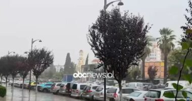 Moti i keq/ Stuhi shiu me shkarkesa elektrike dhe erë në Fier