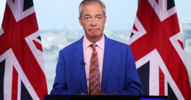 Bie mbështetja për Farage/ Britani, partia e tij renditet e treta pas laburistëve dhe konservatorëve