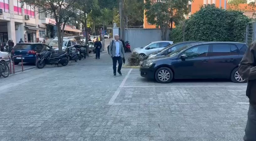 Masat e sigurisë  Vlora Hyseni para GJKKO  mbërrin avokati i Embro Sulejmanit
