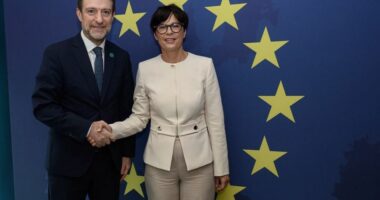 Hoxha takim me Komisioneren Kos në Dublin: Shqipëria e vendosur për të ruajtur ritmin e negociatave të anëtarësimit në BE