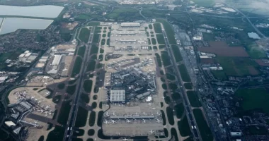 Kaos në aeroportet britanike, mbi 600 fluturime anulohen pas defektit në sistemin e kontrollit ajror