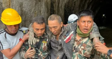 Mrekullia ndodh në Nepal, qytetari nxirret i gjallë nga tuneli pas dhjetë ditësh