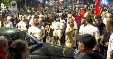 Arrestime pas protestës/ Një person në pranga, dëmtoi makinën e një qytetari