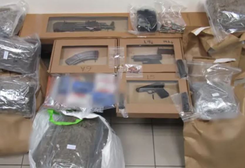 Arratisja e Gentian Çipit nga burgu  media greke publikon fotot e armëve dhe drogës që iu sekuestrua në 2025