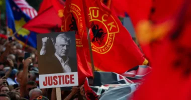 Të revoltuar pas vendimit në Hagë, qytetarët mblidhen para zyrave të EULEX-it në Prishtinë
