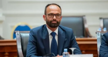 Skandali i “VLEN” me çlirimtarët e UÇK/ Ministri i Drejtësisë në Shkup barazon viktimën me agresorin