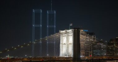 Qielli i Nju Jorkut, memorial gjigant drite/ 25-vjetori i sulmeve terroriste, mijëra drone ngrenë kullat binjake