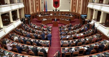 Vlora Hyseni “kthen” Gazideden në Kuvend/ Arrestimi i kreut të SHISH ndez përplasjen në parlament