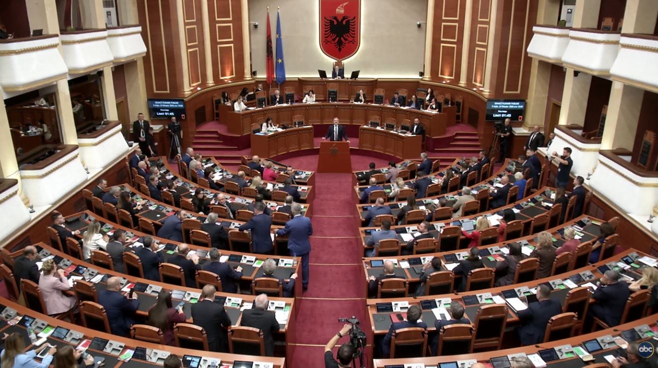 Vlora Hyseni “kthen” Gazideden në Kuvend/ Arrestimi i kreut të SHISH ndez përplasjen në parlament