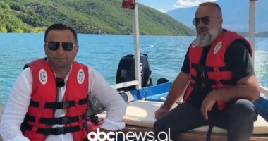 Një varkë mbi liqenin e Kukësit/ Për turistët, një tjetër mënyrë për të zbuluar bukuritë e vijës liqenore